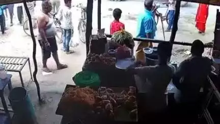 डलमऊ: मतीनगंज चौराहे पर एक होटल में दबंगों द्वारा तोड़फोड़ का वीडियो सोशल मीडिया पर हुआ वायरल
