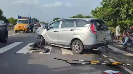 உளுந்தூர்பேட்டை: சேந்தமங்கலம் GST சாலையில் கார் மீது லாரி மோதி விபத்து- லாரியின் டீசல் டேங்கில் டீசலை போட்டி போட்டு பிடித்து சென்ற மக்கள்