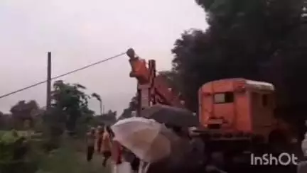 ওন্দা: বাঁকুড়া ঝাড়গ্রাম রাজ্য সড়কের ওপর ওন্দা ব্লকের মাদারবনি জঙ্গলের নিকটে নিয়ন্ত্রণ হারিয়ে উল্টে গেল একটি পিকআপ ভ্যান