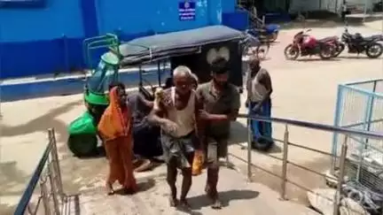 खगड़िया: रहीमपुर में ई-रिक्शा पलटने से दो लोग घायल