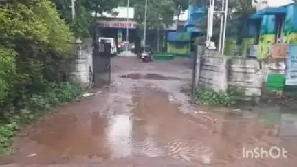 वाशिम: शहरातील पंचायत समितीच्या मुख्य प्रवेशद्वारासमोर साचलेल्या पाण्यामुळे नागरिकांचे हाल
