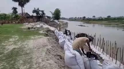 जोकीहाट: मटियारी गांव में बकरा नदी के कटाव को रोकने के लिए विभाग द्वारा किए जा रहे कटाव निरोधक कार्य