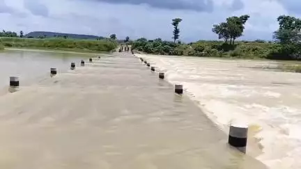 খয়রাশোল: রসা থেকে গাংপুর গ্রামের সংযোগকারী সতিঘাটা ব্রীজ জলের তলায়, দুই গ্রামের মধ্যে যোগাযোগ ব্যবস্থা সম্পূর্ণভাবে বিচ্ছিন্ন