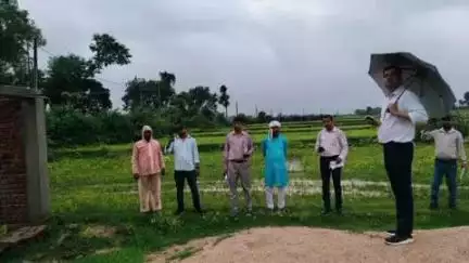 सारठ: BDO सीके सिंह ने पथरड्डा पंचायत क्षेत्र में योजनाओं का भौतिक निरीक्षण किया, रोजगार सेवक को फटकार लगाई, दिए निर्देश
