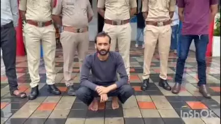 ઉમરગામ: ભીલાડ હત્યા કેસમાં મુખ્ય આરોપી મહેશ પંડિત દિલ્હીથી ઝડપ્યા બાદ પોલિસે કોર્ટમાં રજૂ કરી રિમાન્ડ મેળવી પૂછપરછ હાથ ધરી