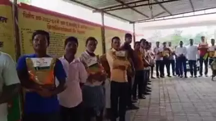 गोला: पंचायत सचिवालय सरगडीह में 50 किसानों को 160 किलो मक्का बीज का वितरण किया गया