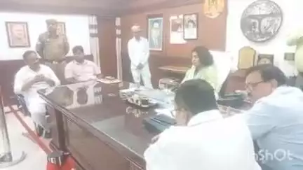 पलिया: पलिया भीरा रेलवे ट्रैक पर पानी का रिसाव तेज होने पर खीरी लोकसभा सांसद ने जताई चिंता, डीएम से की मुलाकात