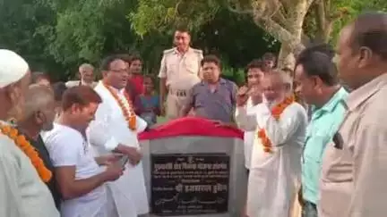 पोठिया: सुहागी वार्ड संख्या-14 में विधायक द्वारा पीसीसी गली निर्माण कार्य का शिलान्यास