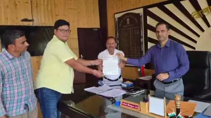 बागेश्वर: कांग्रेस ने पलायन गांव में स्वतंत्रता संग्राम सेनानी का शिलापट तोड़ने वालों के खिलाफ सख्त कार्रवाई की मांग की