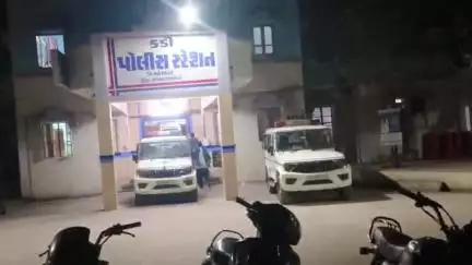 કડી: કડી નંદાસણ રોડ ઉપર આવેલ વેલકમ હોટલ પાસે રીક્ષા ડ્રાઈવર વિમલ લેવા ગયો અને અંદર બેઠેલ ઈસમ રીક્ષા ચોરી ફરાર થઈ ગયો કડીમાં