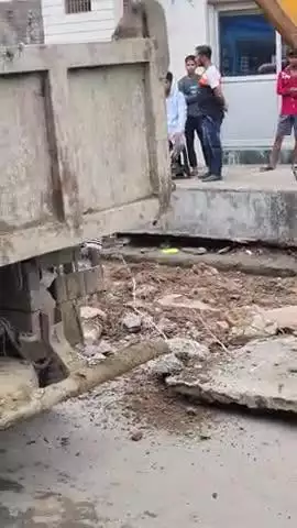 रामगढ़ रोड पर अतिक्रमण के नाम पर तोड़ी गई पटिया सीढ़ी का लोहा सरिया का कमीशन किस को जाएगा आप लोग बताओ