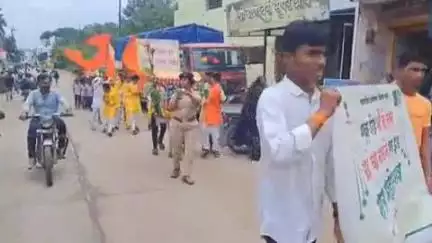 शिरपूर: सामाजिक वनीकरण विभागाची महात्मा फुले विद्यालयलापासून शिरपूर शहरात 'वृक्ष दिंडी; वृक्षारोपणासाठी वन विभागाची जनजागृती