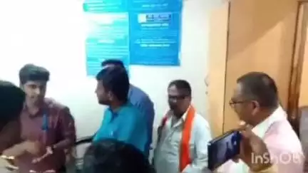 वाशिम: अनुदान रक्कम होल्ट केल्याने जिल्ह्यातील रिठद येथील बँक ऑफ महाराष्ट्रसमोर शेतकऱ्यांनी केले ठिय्या आंदोलन