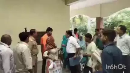 खतौली: खतौली तहसील परिसर में नेत्रहीन व्यक्ति ने परिवार के दबंग पर लगाया जमीन कब्ज़ाने का आरोप, इंसाफ की गुहार लगाई