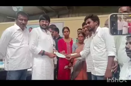 హవేలీ ఘన్​పూర్: హవేలిఘన్‌పూర్‌లో లబ్ధిదారులకు కళ్యాణలక్ష్మి, షాదీ ముబారక్ చెక్కులను పంపిణీ చేసిన ఎమ్మెల్యే మైనంపల్లి రోహిత్