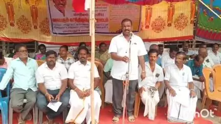 அரியலூர்: சரியான எடையில் ரேஷன் பொருட்கள் வழங்க வேண்டும்- அண்ணா சிலையருகே ரேஷன் கடை பணியாளர்கள் காத்திருப்பு போரட்டம்