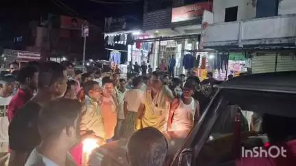 सतगावां: 24 घंटे से बिजली कटौती से नाराज़ ग्रामीणों ने किया सड़क जाम