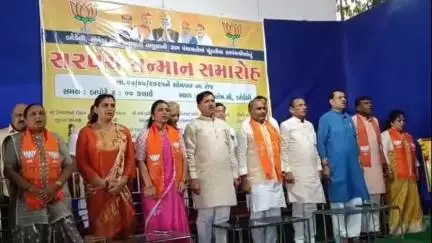 બોડેલી: એપીએમસી ખાતે નવનિયુક્ત સરપંચોનો સન્માન સમારોહ કાર્યક્રમ યોજાયો, સાંસદ ધારાસભ્ય જિલ્લા પંચાયત પ્રમુખ ઉપસ્થિત રહ્યા.