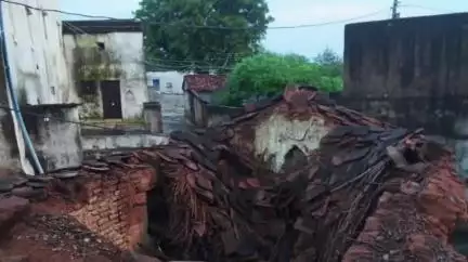 निवाड़ी: पृथ्वीपुर: बारिश में गिरा अतर्रा पंचायत में गरीब का आशियाना, मुआवजे के लिए किया आवेदन