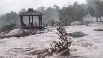 कोरबा: देवपहरी में पिकनिक मनाने गए 5 युवक-युवती बाढ़ में फंसे, रेस्क्यू ऑपरेशन जारी, देखें वीडियो