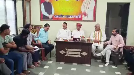 सागवाड़ा: डूंगरपुर नगर सभापति पूरे बोर्ड के साथ पहुंचे सागवाडा पूर्व सांसद के निवास, वजह जानकर होंगे हैरान