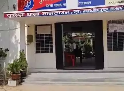 सवाई माधोपुर: मानटाउन थाना पुलिस ने ACJM कोर्ट के स्थाई वारंटी को गिरफ्तार किया, चेक बाउंस मामले में फरार आरोपी की गिरफ्तारी
