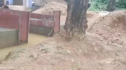 बरकानी गांवों में सड़क निर्माण के बाद भी वही स्थिति, खीचड़ से होकर गुजरना स्कूल बच्चे तथा ग्रामीण काफी मुसीबत