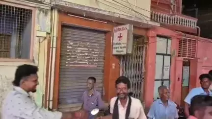 ஸ்ரீவில்லிபுத்தூர்: சின்னகடை பஜார் பகுதியில் ஶ்ரீவில்லிபுத்தூர் அரசு மருத்துவரை கத்தியால் குத்திய நபர் கைது