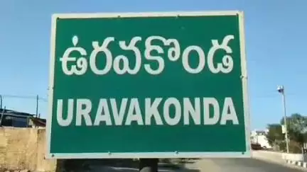 అనంతపురం జిల్లా బుదగవి వద్ద కారు అదుపుతప్పి బోల్తా మహారాష్ట్ర కి చెందిన ముగ్గురు మృతి