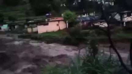 घाट: नंदा नगर विकासखंड के मोक्ष नदी के उफान आने से सेरा गांव में हुआ नुकसान, ग्रामीणों ने रात्रि को भागकर बचाई जान