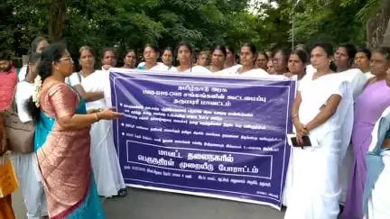 தருமபுரி: மாவட்ட தமிழ்நாடு அரசு கிராம, பகுதி, சுகாதார செவிலியர் சங்கங்களின் கூட்டமைப்பு சார்பில்  கலெக்டர் அலுவலகம் அருகே ஆர்ப்பாட்டம்