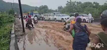 कोरबा: नगर निगम की घोर लापरवाही से सर्वमंगला कुसमुंडा मार्ग पर बीच रोड में डाली मिट्टी, आम जनता हल्कान और वाहनों की लंबी कतार
