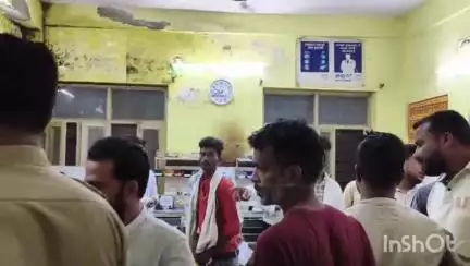 रतापुर चौराहे के पास आधा दर्जन दबंगों ने एक युवक को लोहे की रॉड और लाठी-डंडों से पीटा, जिला अस्पताल में भर्ती