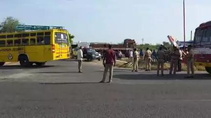 விருதுநகர்: சிவகாசி ரோட்டில் அழகாபுரி சந்திப்பில் மண் ஏற்றி வந்த சிறிய லாரி மீதுதனியார் பல்கலைக்கழக பேருந்து மோதிய விபத்தில் லாரி ஓட்டுனர் உயிரிழப்பு