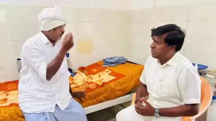 ఎమ్మిగనూరు: ఎమ్మిగనూరు : నందవరం మండలం నక్కల పరుశురాముడికి రూ. 2 లక్షల ఎల్వోసీ చెక్కును ఎమ్మెల్యే బీవీ జయనాగేశ్వర్ రెడ్డి అందించారు