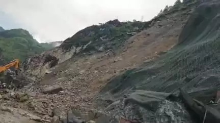 चमोली: चमोली बदरीनाथ हाईवे पीपलकोटी के पास मालवा आने से अवरुद्ध, तीर्थ यात्री हाईवे खुलने का कर रहे इंतजार