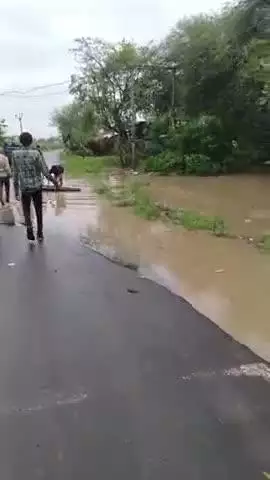 ग्राम बंदेसूर बाढ़ आ चुकी है मेरे सरकार से ही अनुरोध है कि बंदेसूर गांव की सहायता करें