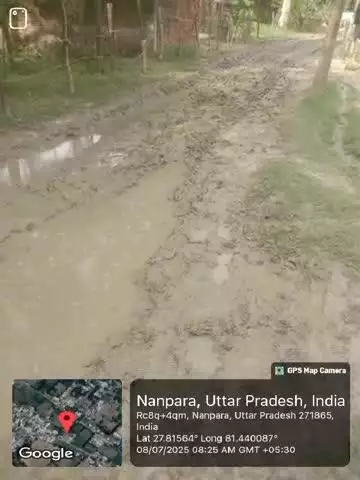 नकही ग्राम सभा में पंचायत भवन का निर्माण 5  वर्ष पूर्व कराया गया लेकिन रास्ते की जर्जर हालत
