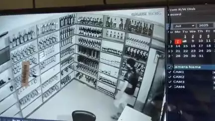 ललितपुर: खिरिया के पास अंग्रेजी शराब की दुकान पर अज्ञात चोरों ने की चोरी, ₹15000 और 1 शराब की पेटी व 1 बियर ले गए, वीडियो वायरल