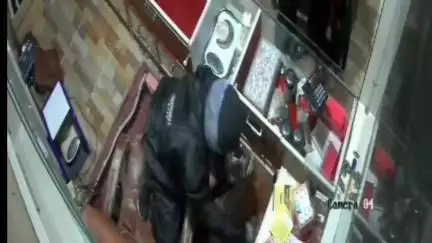 सेनगाव: नगरपंचायत परिसरात सोन्या-चांदीचे दुकान फोडले; घटना सीसीटीव्ही कॅमेऱ्यात कैद झाली असून पोलिसांचा शोध सुरू