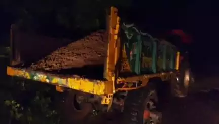 মেদিনীপুর: গভীর রাতে বন্ধ থাকা বালি খাদান থেকে বালি পাচার! অতর্কিত অভিযান ধেড়ুয়াতে ভূমি রাজস্ব দপ্তরের