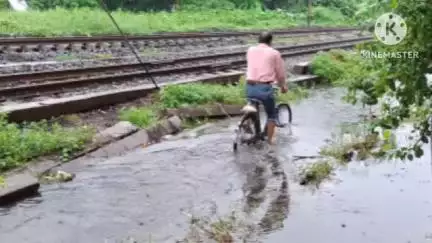 ঠাকুরপুকুর-মহেশতলা: একটানা বৃষ্টির জেরে মহেশতলা পৌরসভার ২৮ নম্বর ওয়ার্ডের বাসিন্দারা জলবন্দি