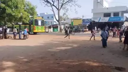 வேடசந்தூர்: அரசு மருத்துவமனை முன்பாக 2 இருசக்கர வாகனங்கள் மோதிக்கொண்ட விபத்தில் ஒருவர் படுகாயம்