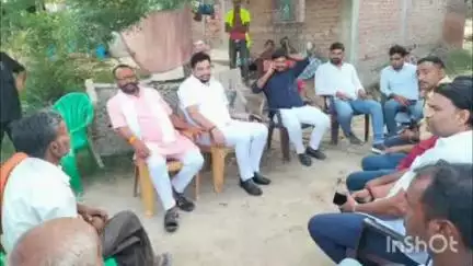 सलोन: साड़ा सैदन गांव में लाइनमैन की हादसे में मौत के बाद भाजपा नेता ने मृतक के परिजनों से की मुलाकात, की आर्थिक मदद