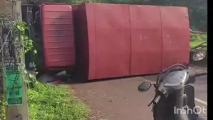 റാന്നി: കീക്കൊഴൂർ-ഉതിമൂട് റോഡിൽ മലർവാടി ജങ്ഷന് സമീപം വാൻ നിയന്ത്രണം വിട്ട് മറിഞ്ഞു
