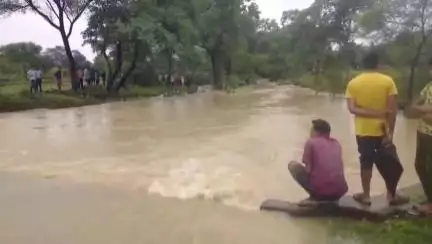 ग्राम अण्डा में नाला पार करते एक व्यक्ति बह गया, पूरी रात बीत जाने के बाद भी बचाव टीम अभी तक नहीं पहुंची