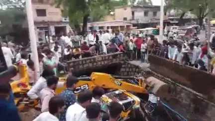 तालबेहट: पूराकला बस स्टैंड के पास अनियंत्रित तीन पहिया टैक्सी नाले में गिरी, जेसीबी मशीन की मदद से निकाली गई बाहर