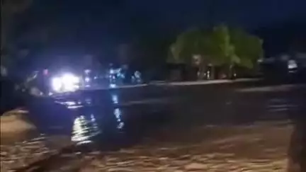 मंडला: मंडला-डिंडोरी मार्ग पर पानी का सैलाब, आमानाला में बाइक सवार युवक तेज बहाव में बहे, लाइव वीडियो आया सामने