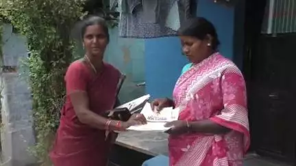 திண்டுக்கல் கிழக்கு: ஜூலை.15 அன்று உங்களுடன் ஸ்டாலின் சிறப்பு முகாம்- கருணாநிதி நகர் பொதுமக்கள் கலந்து கொள்ள விண்ணப்ப படிவம் வழங்கப்பட்டது