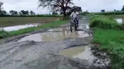 नरसिंहपुर: नरसिंहपुर : गांगई में भ्रष्टाचार की भेंट चढ़ी एक करोड़ 25 लाख की लागत से बनी सड़क ग्रामीण हो रहे परेशान
#jansamasya